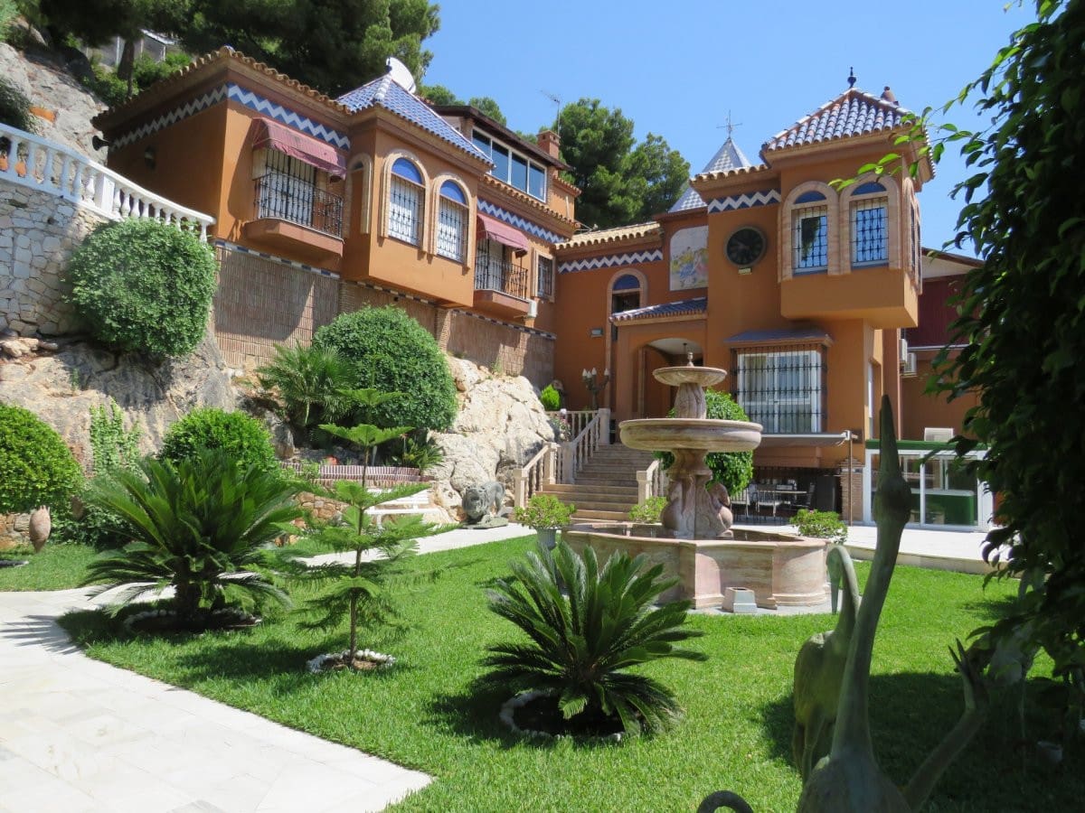 5 bedroom Villa For Sale