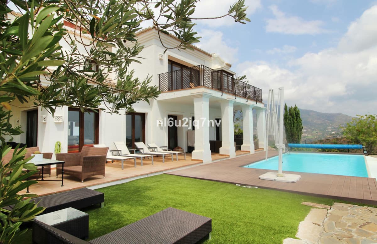 5 bedroom Villa For Sale