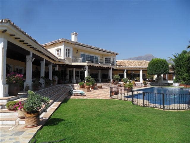 8 bedroom Villa For Sale