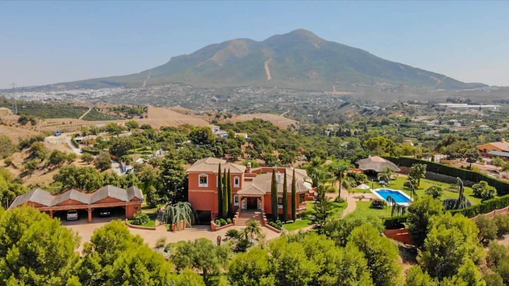 8 bedroom Villa For Sale