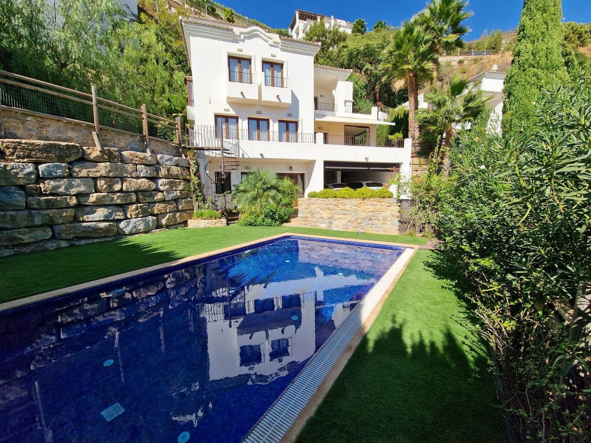 5 bedroom Villa For Sale