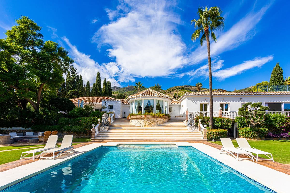 8 bedroom Villa For Sale