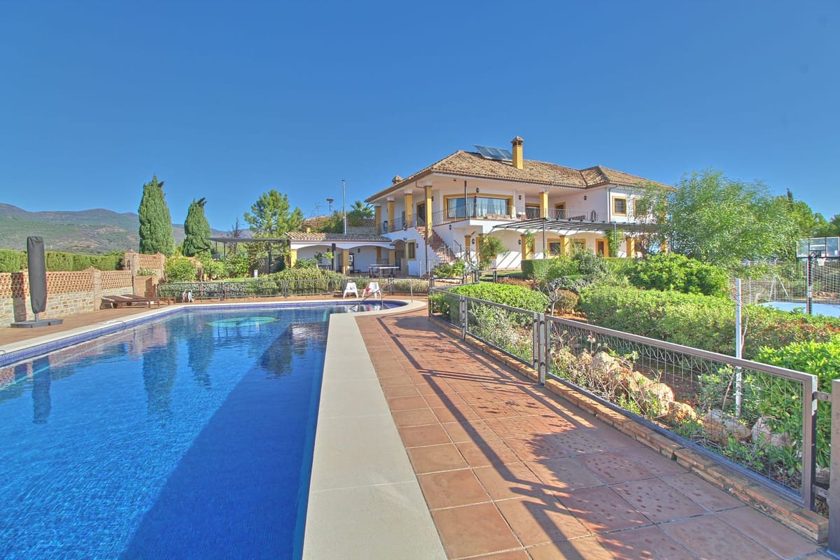 5 bedroom Villa For Sale