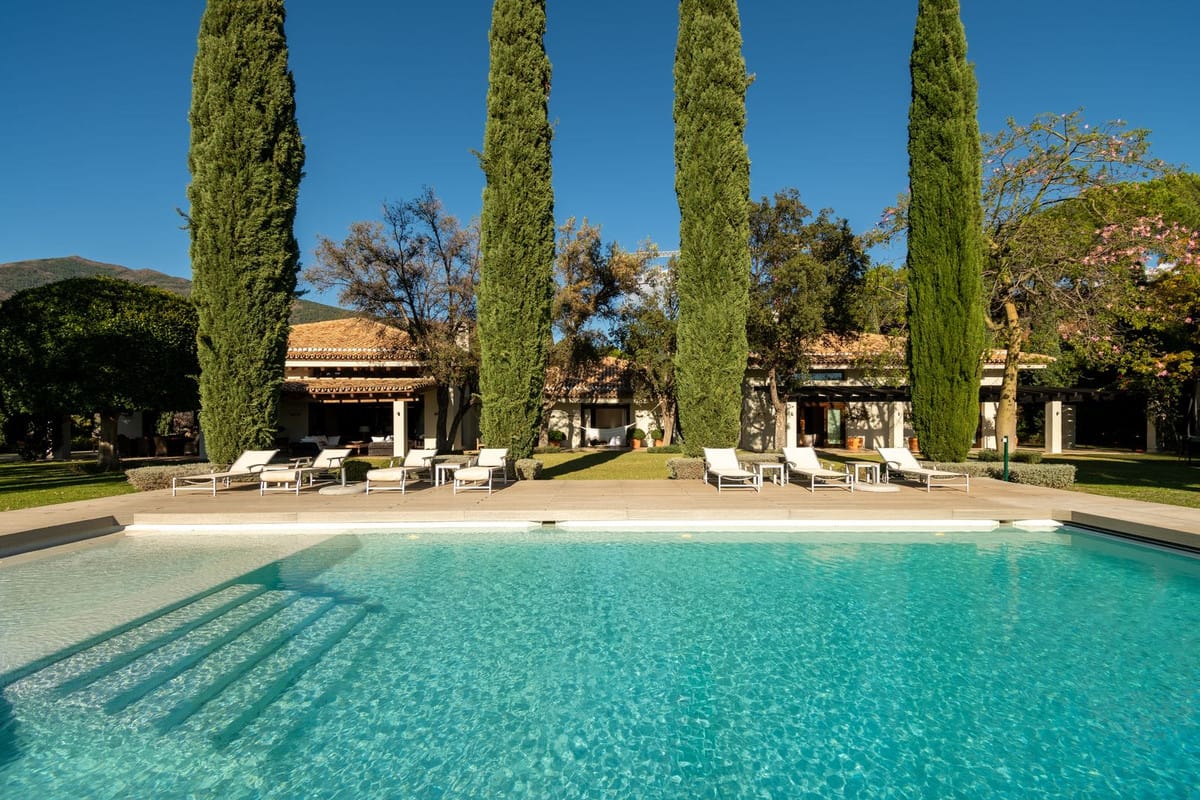 8 bedroom Villa For Sale