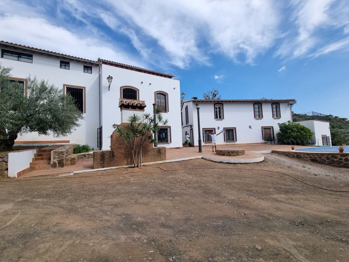 15 bedroom Villa For Sale