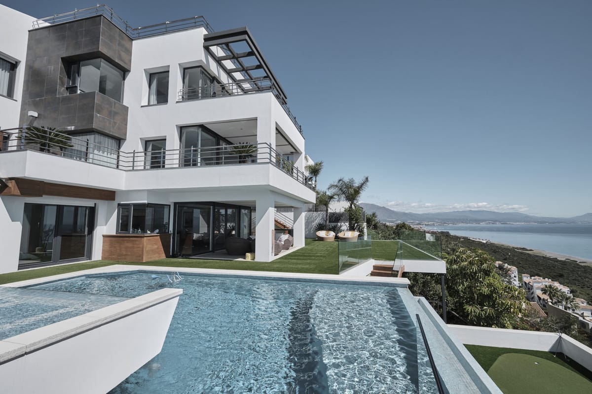 5 bedroom Villa For Sale