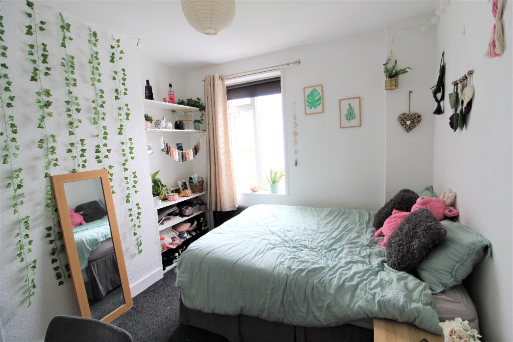 3 bedroom Flat To Let
