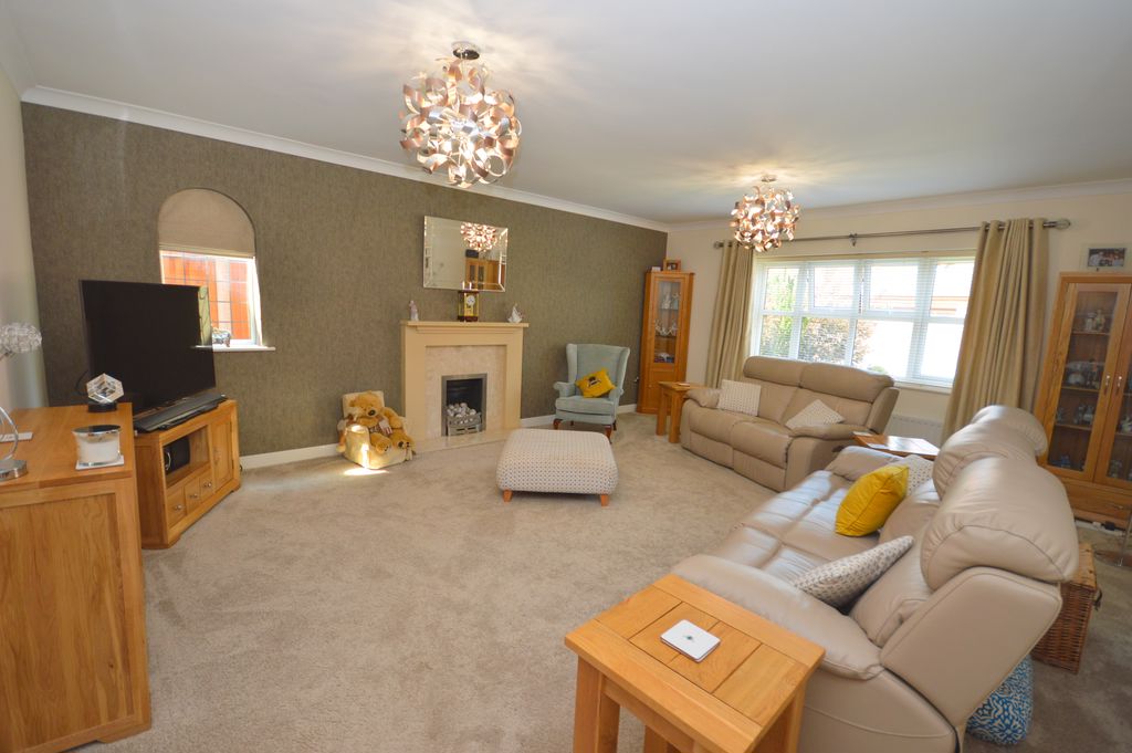 5 bedroom Link detached house For Sale