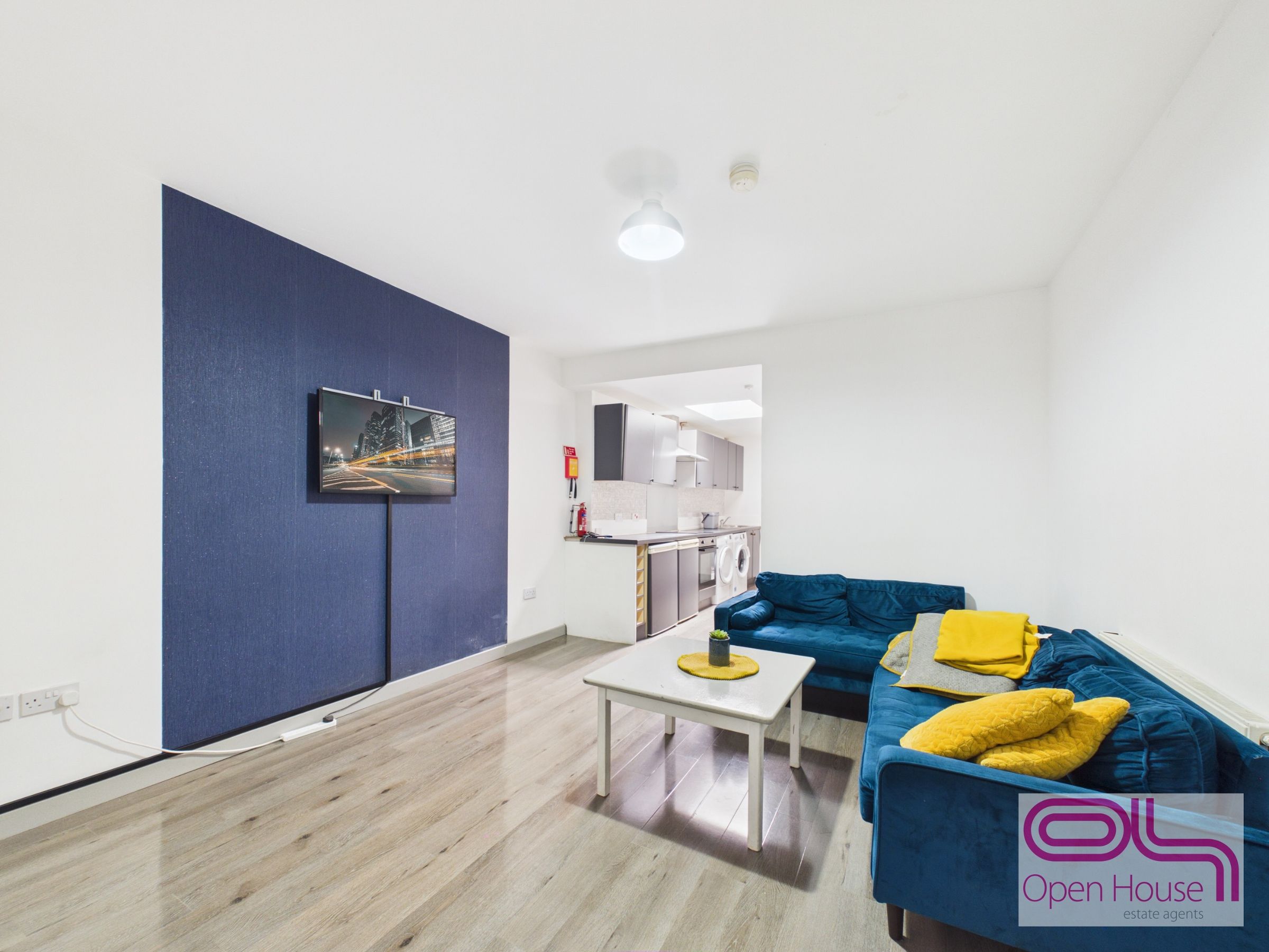 2 bedroom Flat To Let