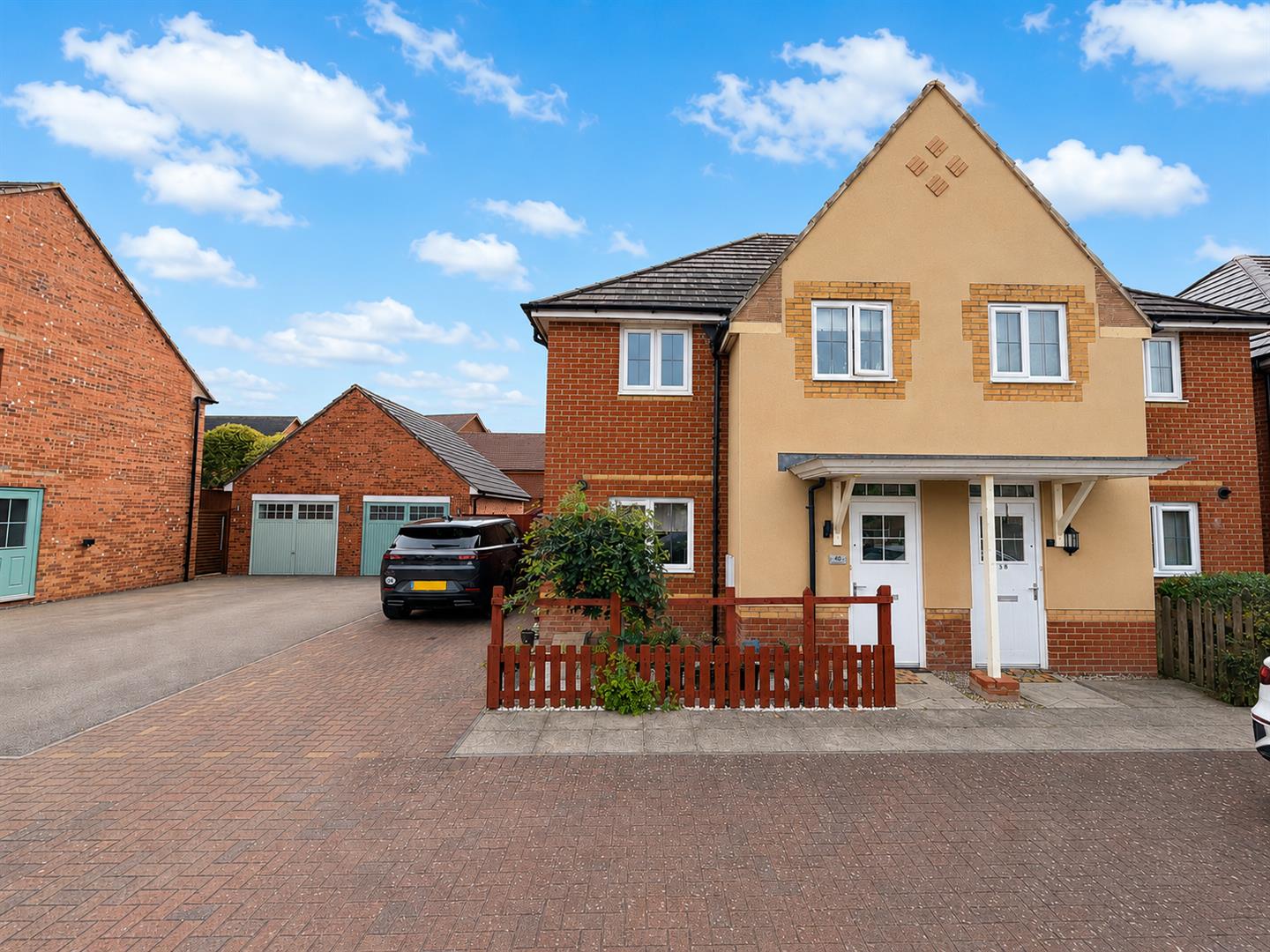 3 bedroom Semi-detached house For Sale
