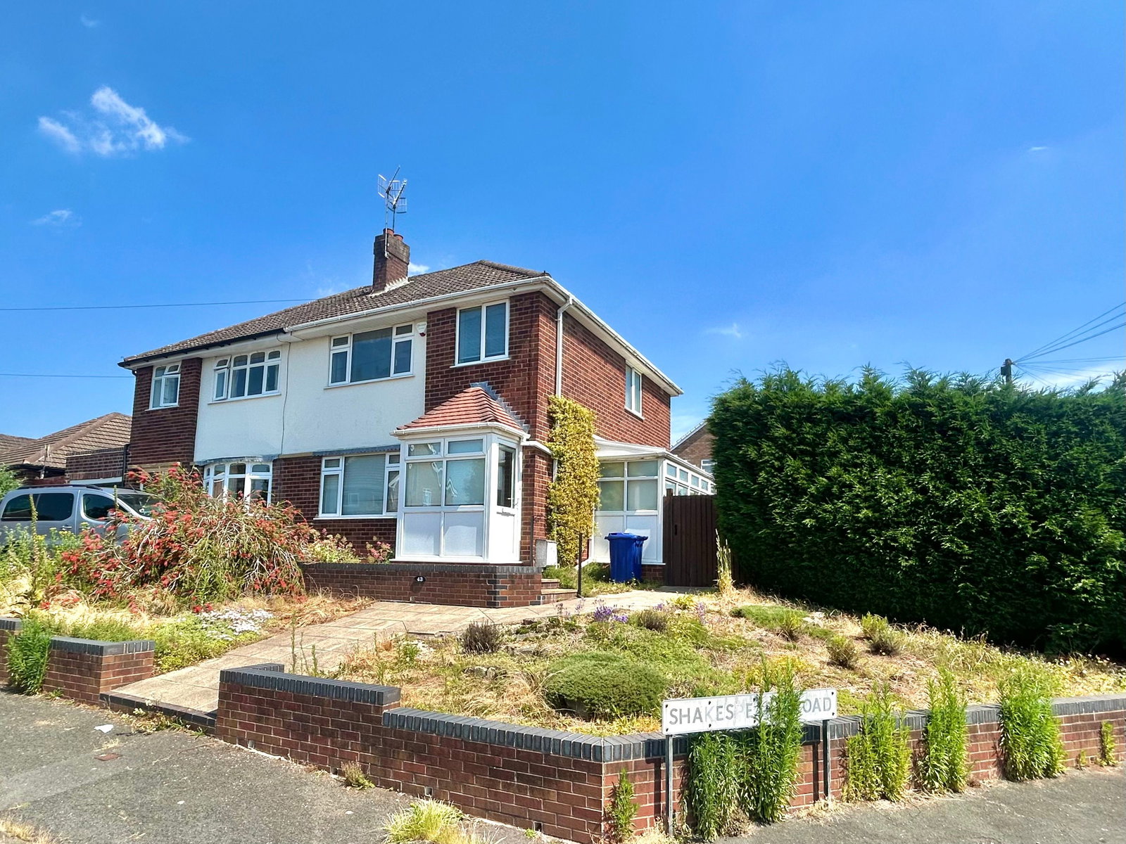 3 bedroom Semi-detached house Under Offer