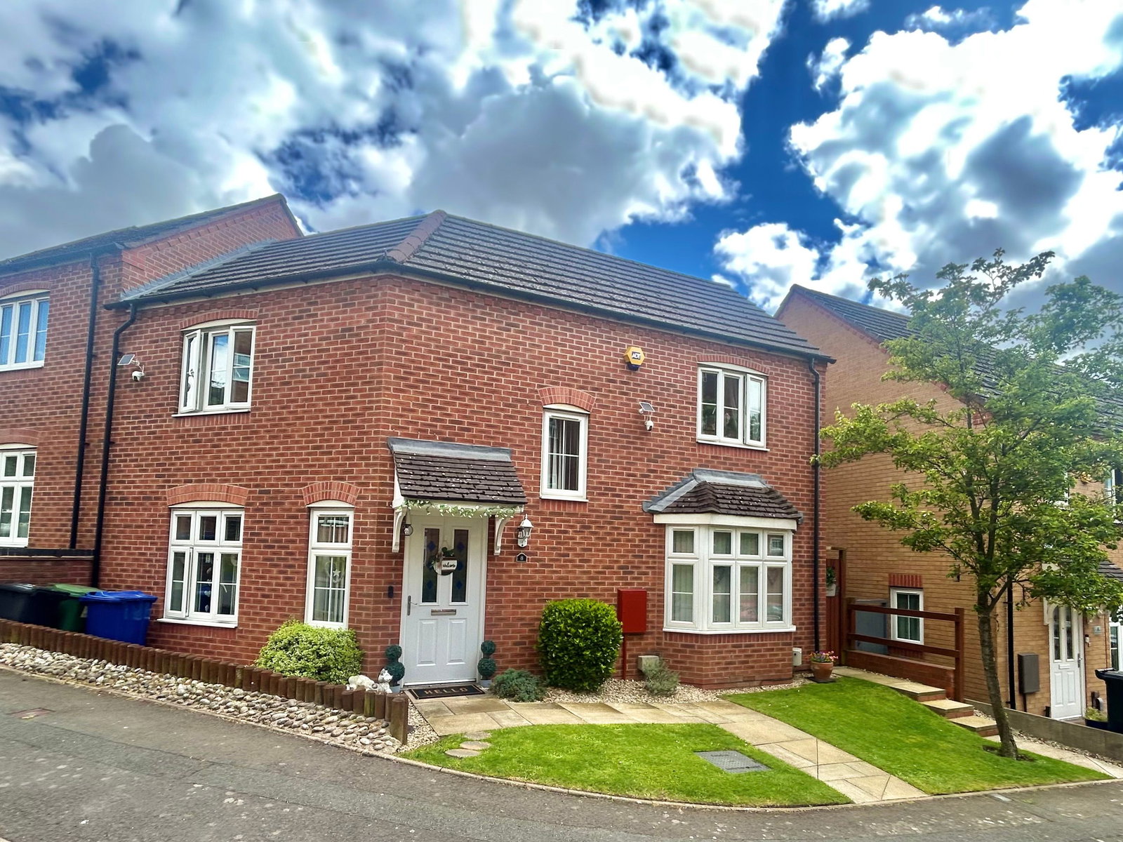 3 bedroom Semi-detached house Under Offer
