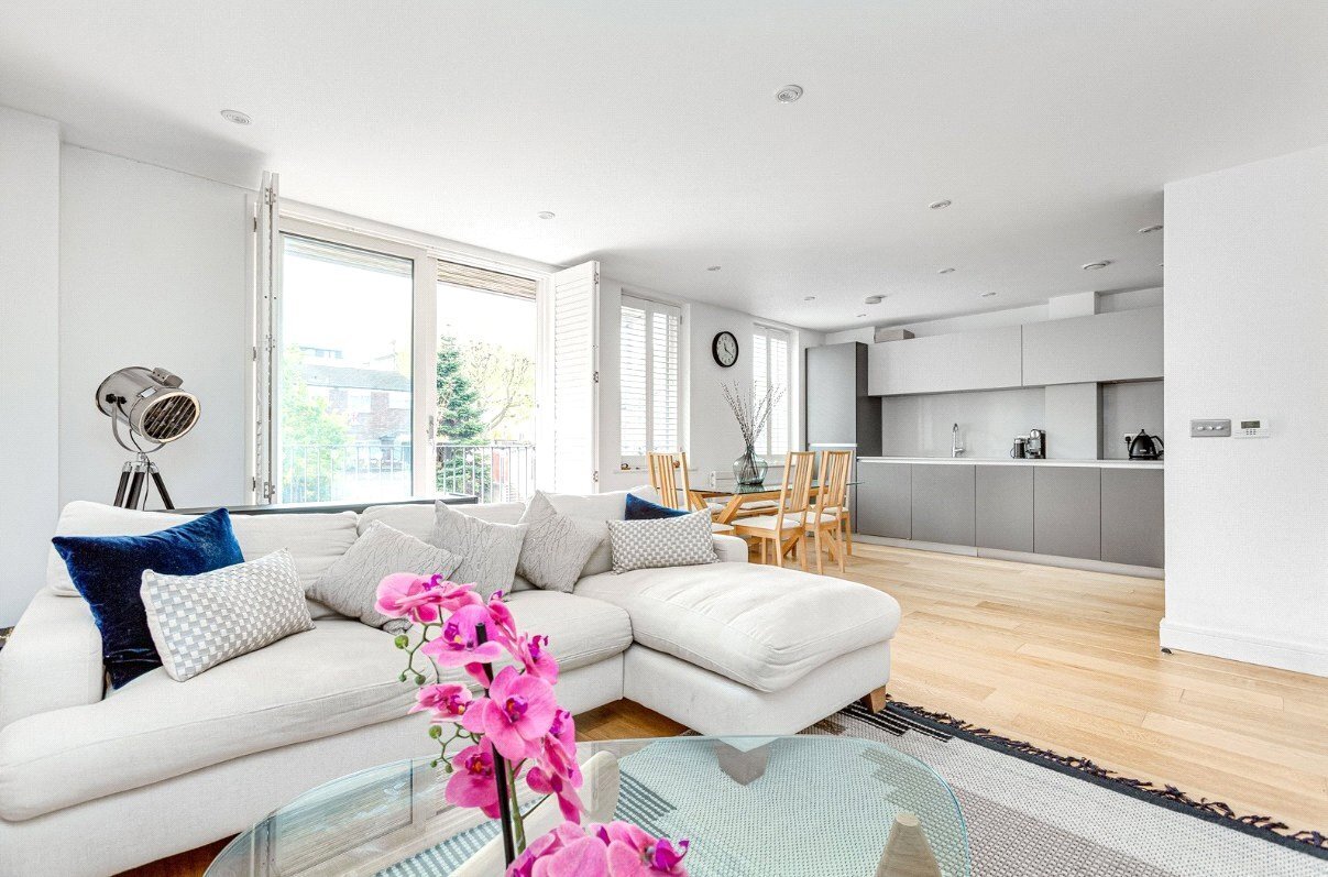 2 bedroom Flat For Sale