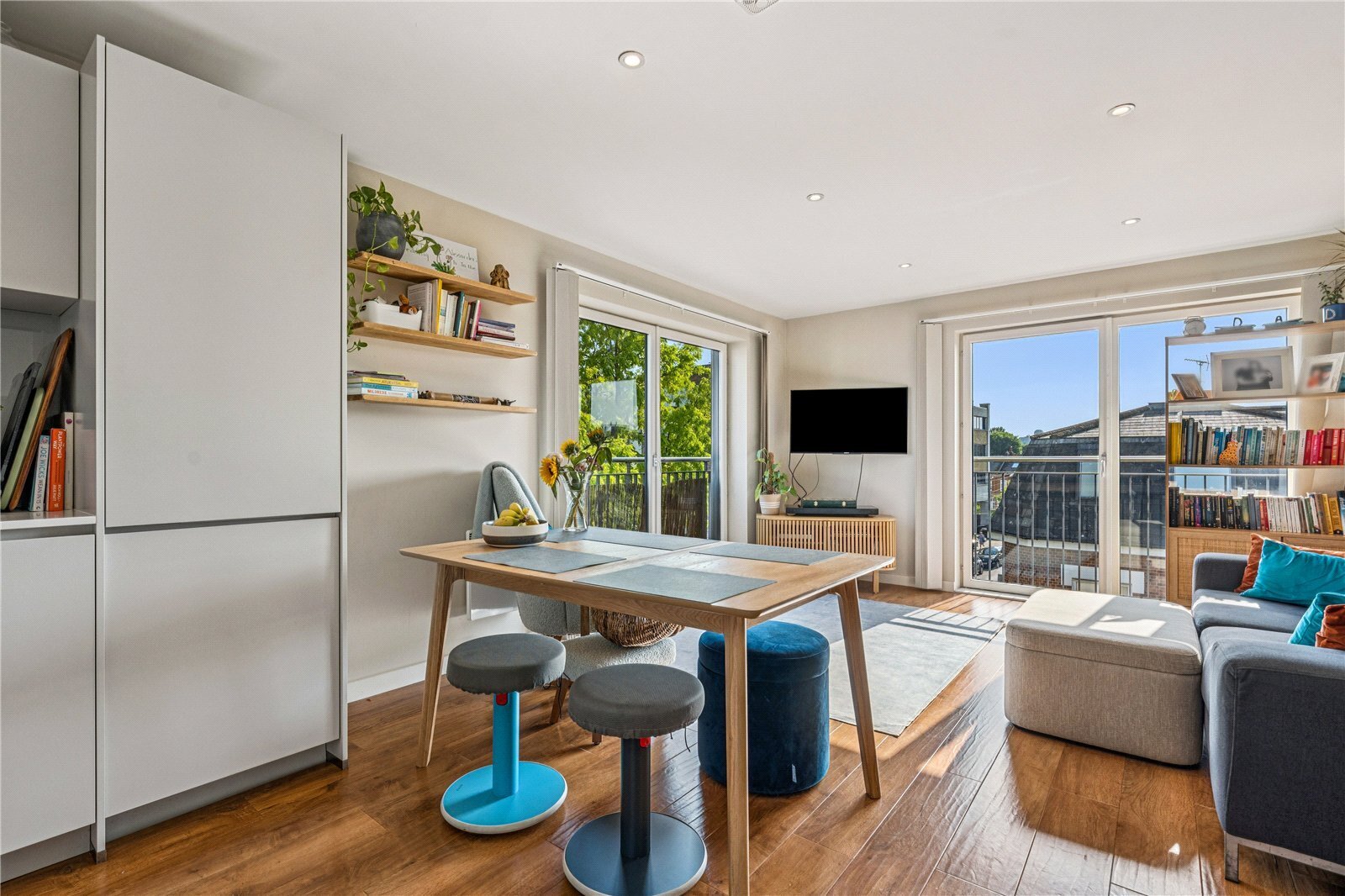 2 bedroom Flat For Sale
