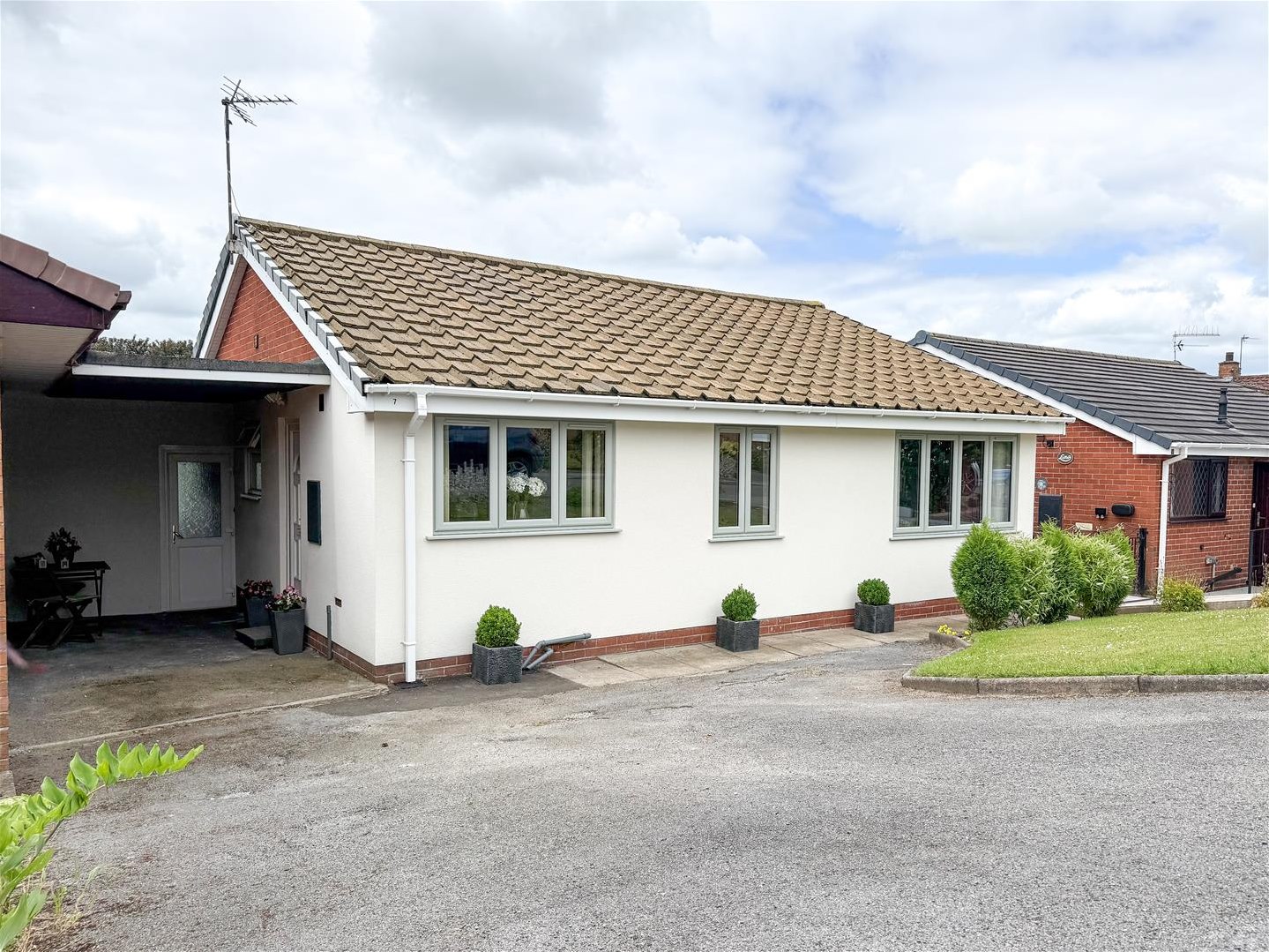3 bedroom Detached bungalow Under Offer