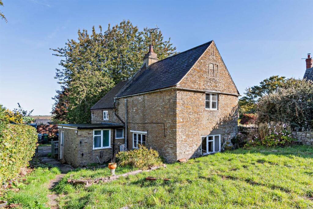 2 bedroom Detached house For Sale