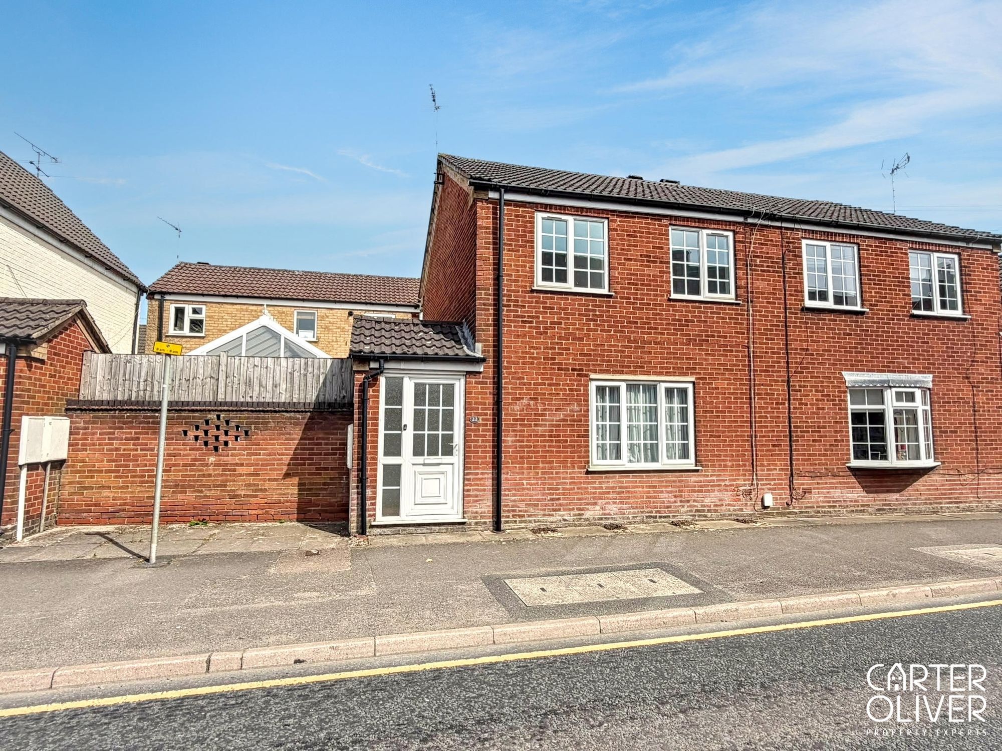 3 bedroom Semi-detached house Under Offer