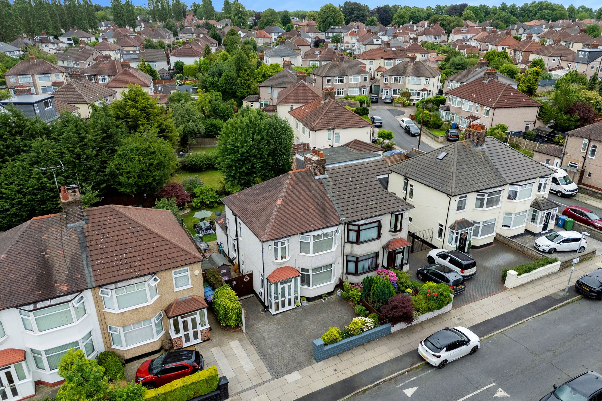 3 bedroom Semi-detached house Under Offer