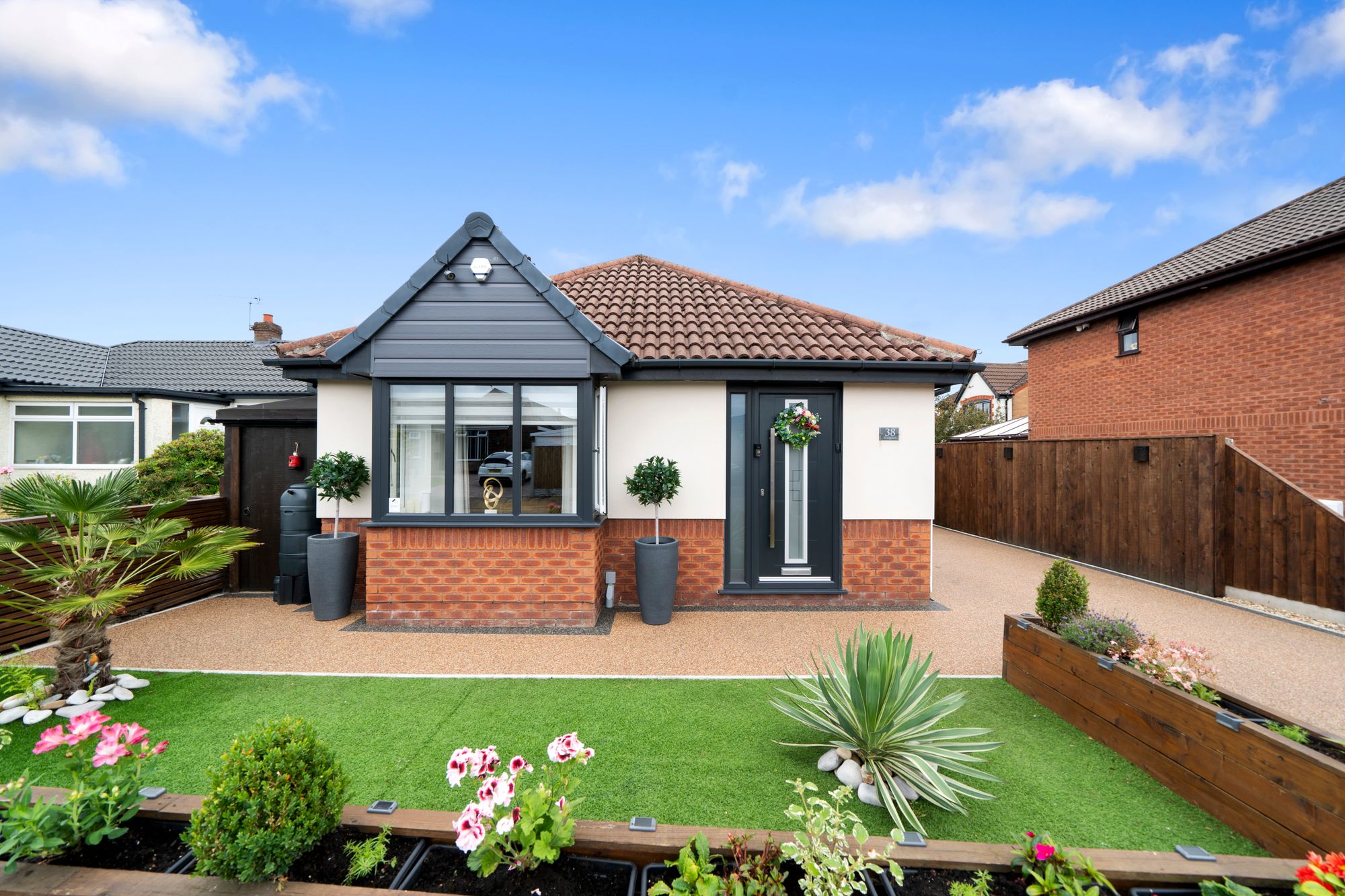 2 bedroom Detached bungalow For Sale