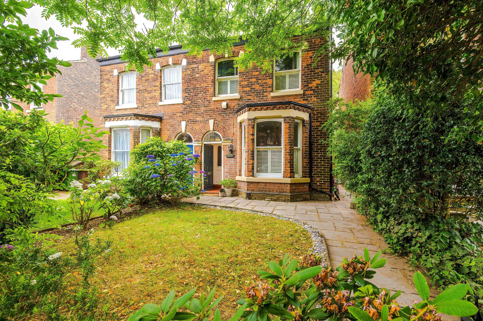 3 bedroom Semi-detached house Under Offer