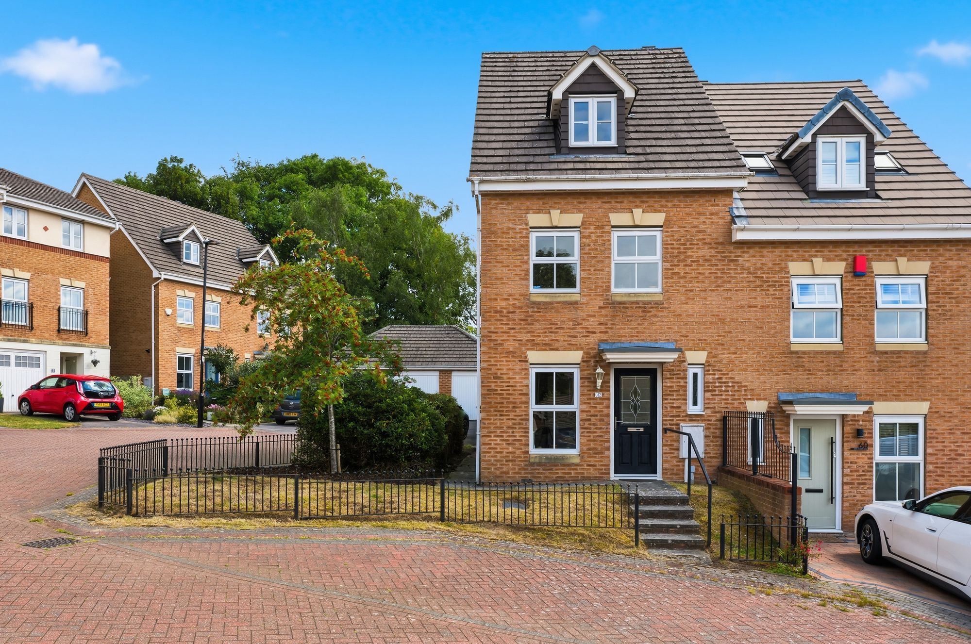 3 bedroom Semi-detached house Under Offer