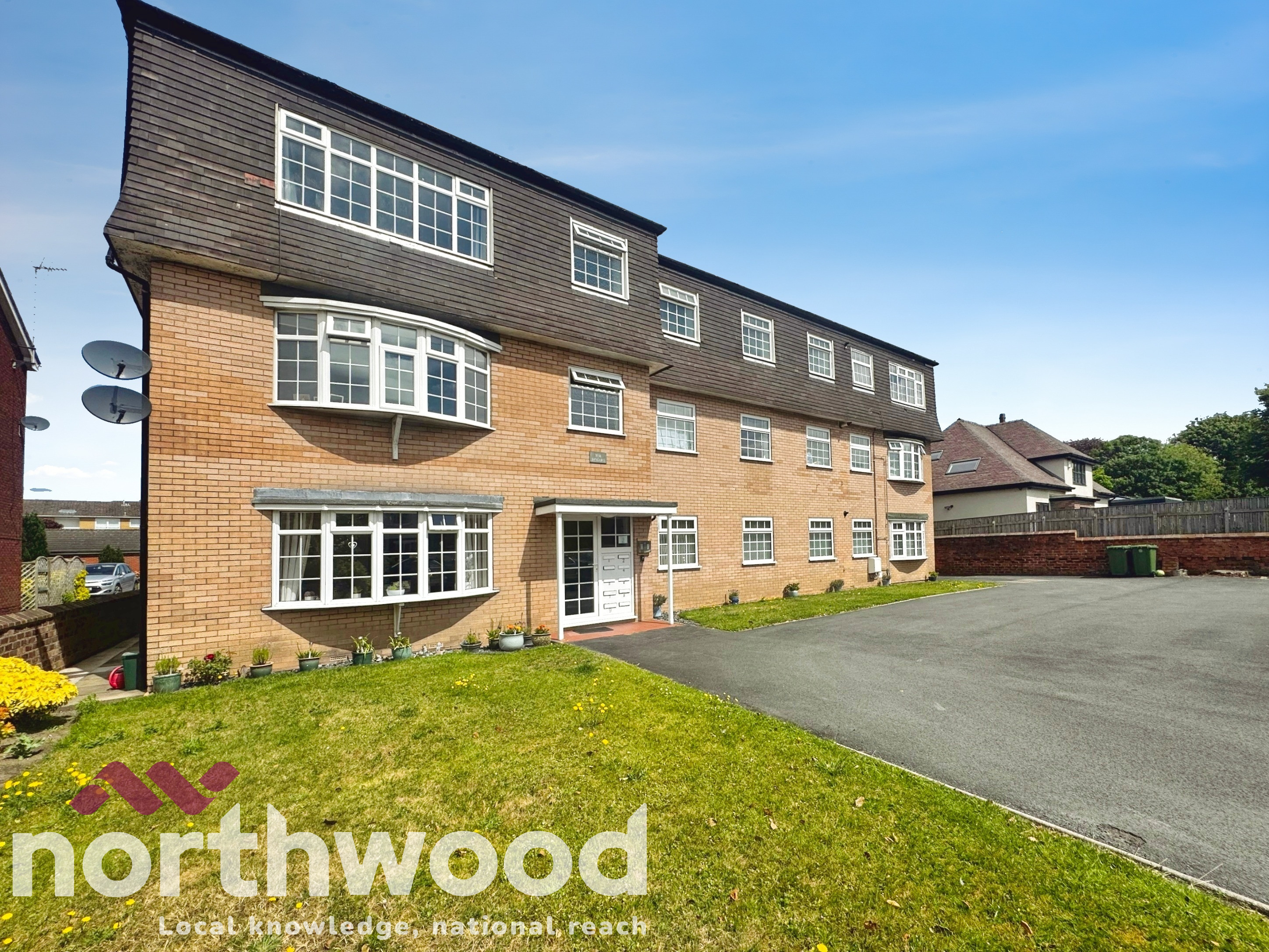 2 bedroom Flat For Sale