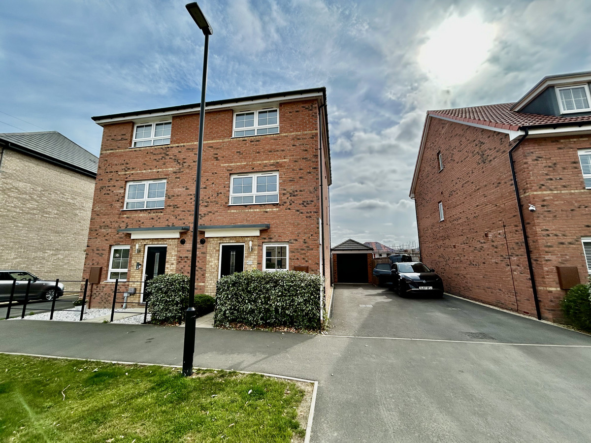 4 bedroom Semi-detached house For Sale