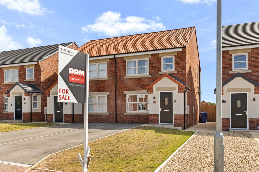 3 bedroom Semi-detached house Under Offer
