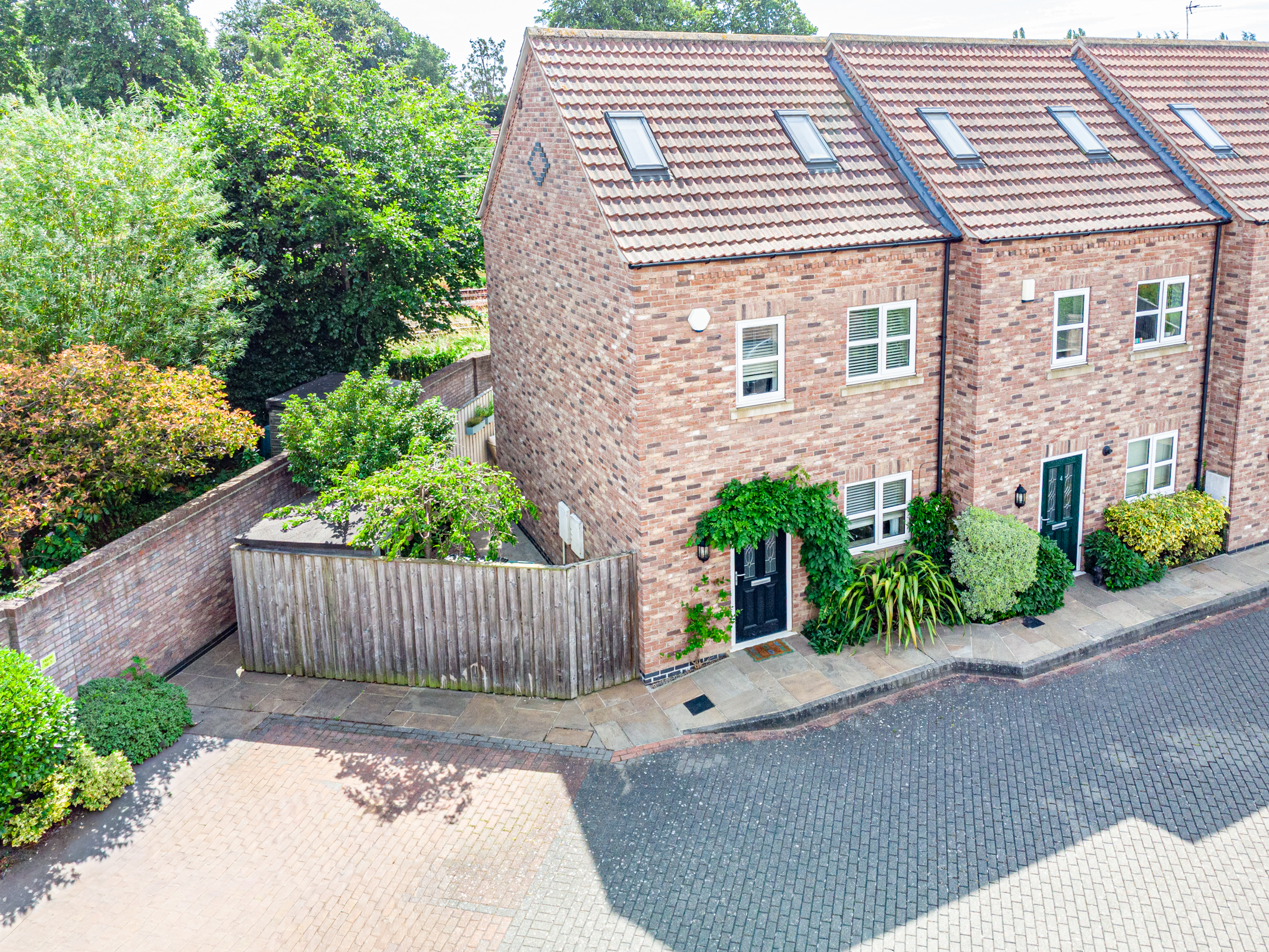 3 bedroom End of terrace house Under Offer
