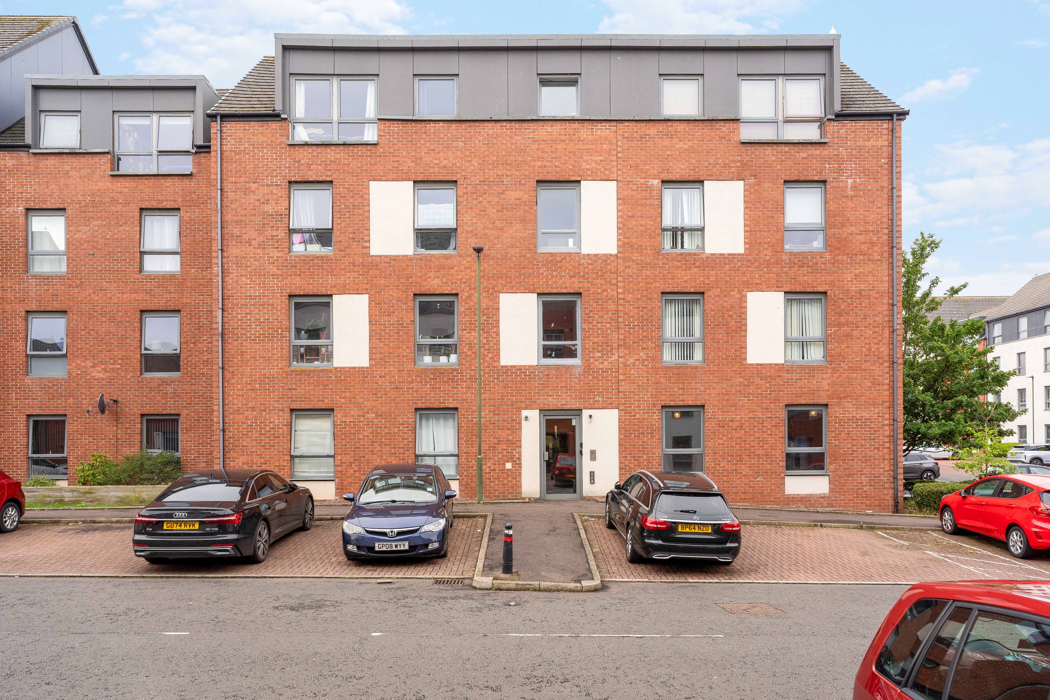 2 bedroom Flat For Sale