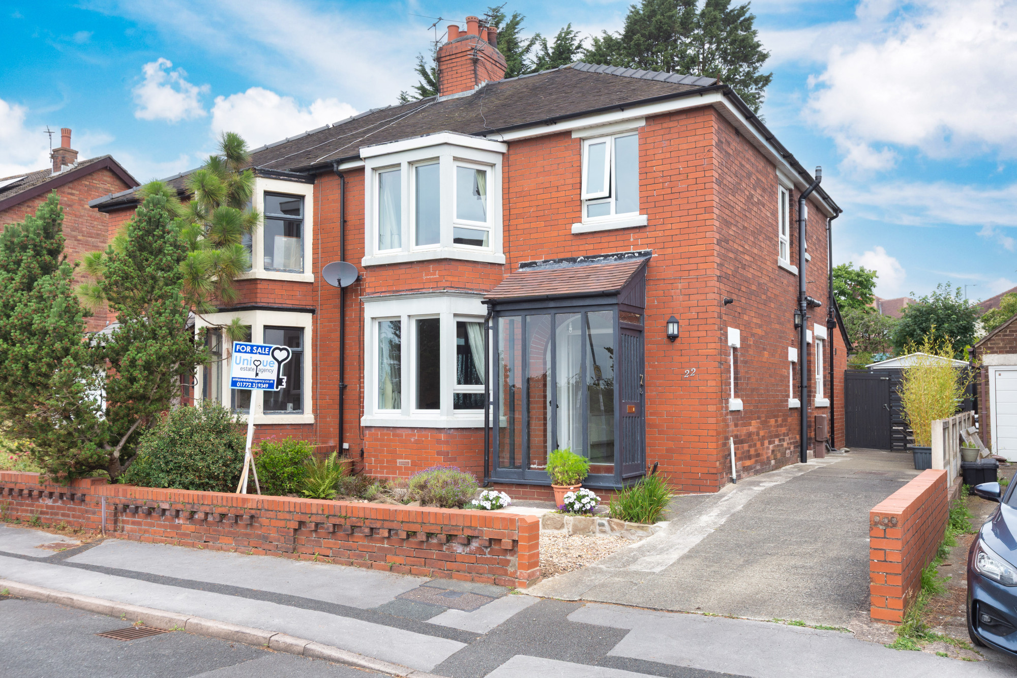 3 bedroom Semi-detached house Under Offer