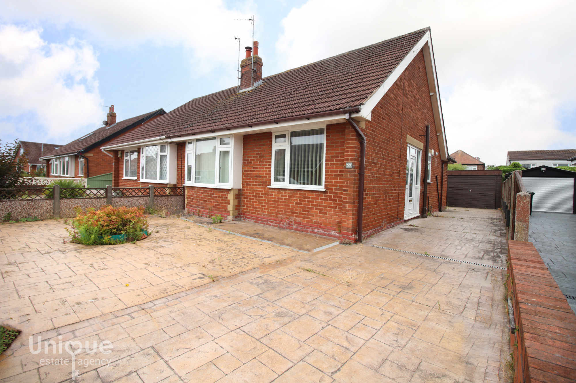 2 bedroom Detached house Under Offer