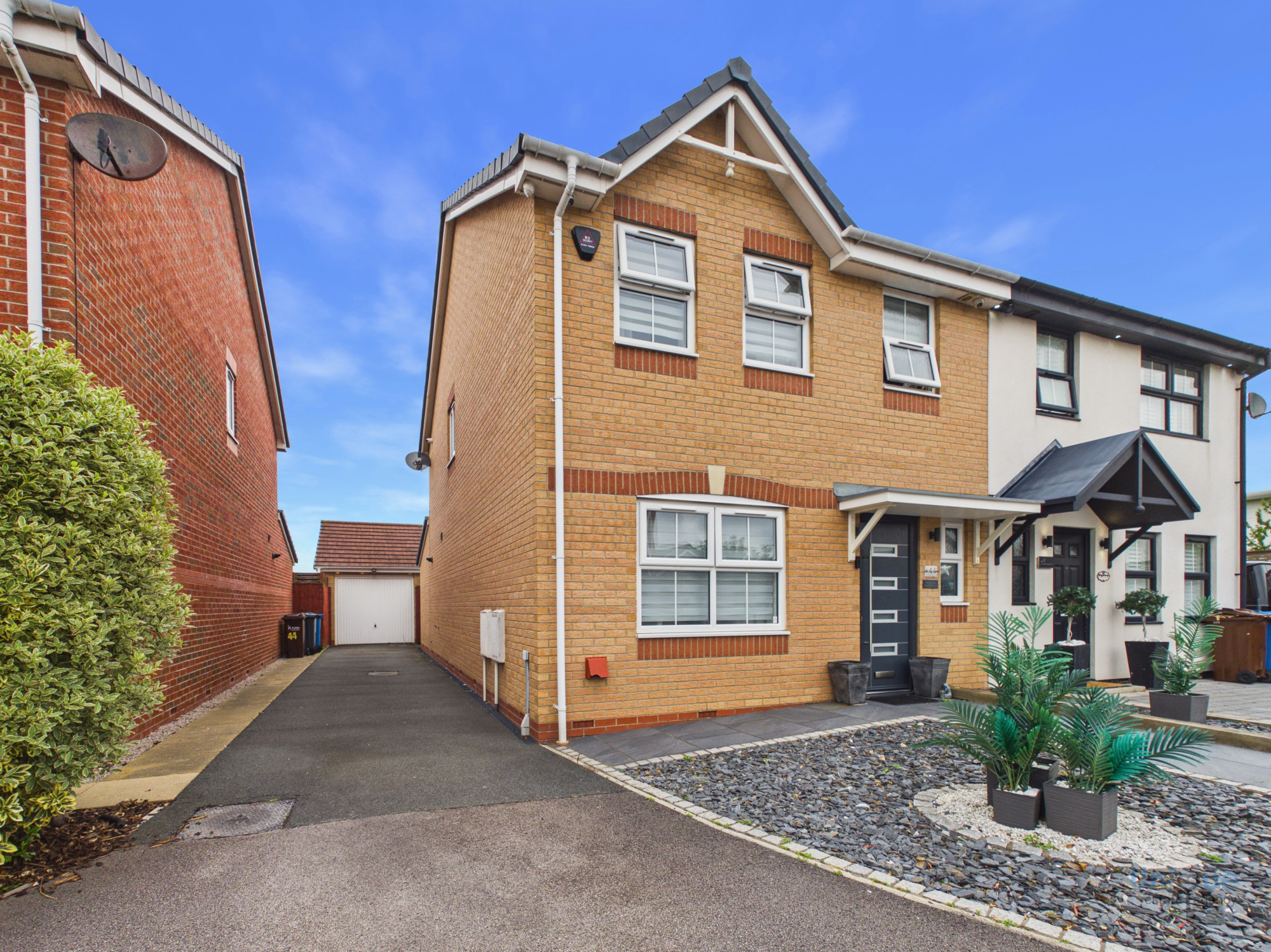 3 bedroom Semi-detached house Under Offer