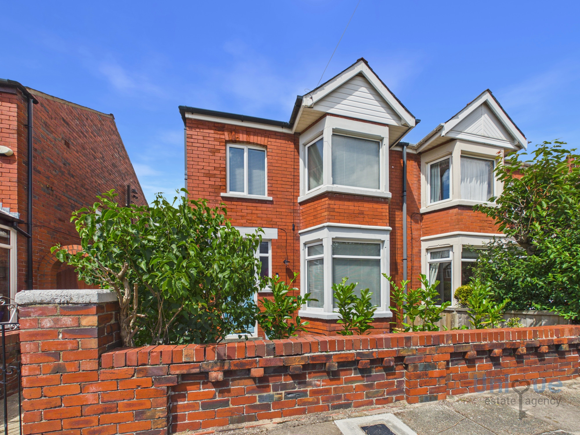 3 bedroom Semi-detached house Under Offer