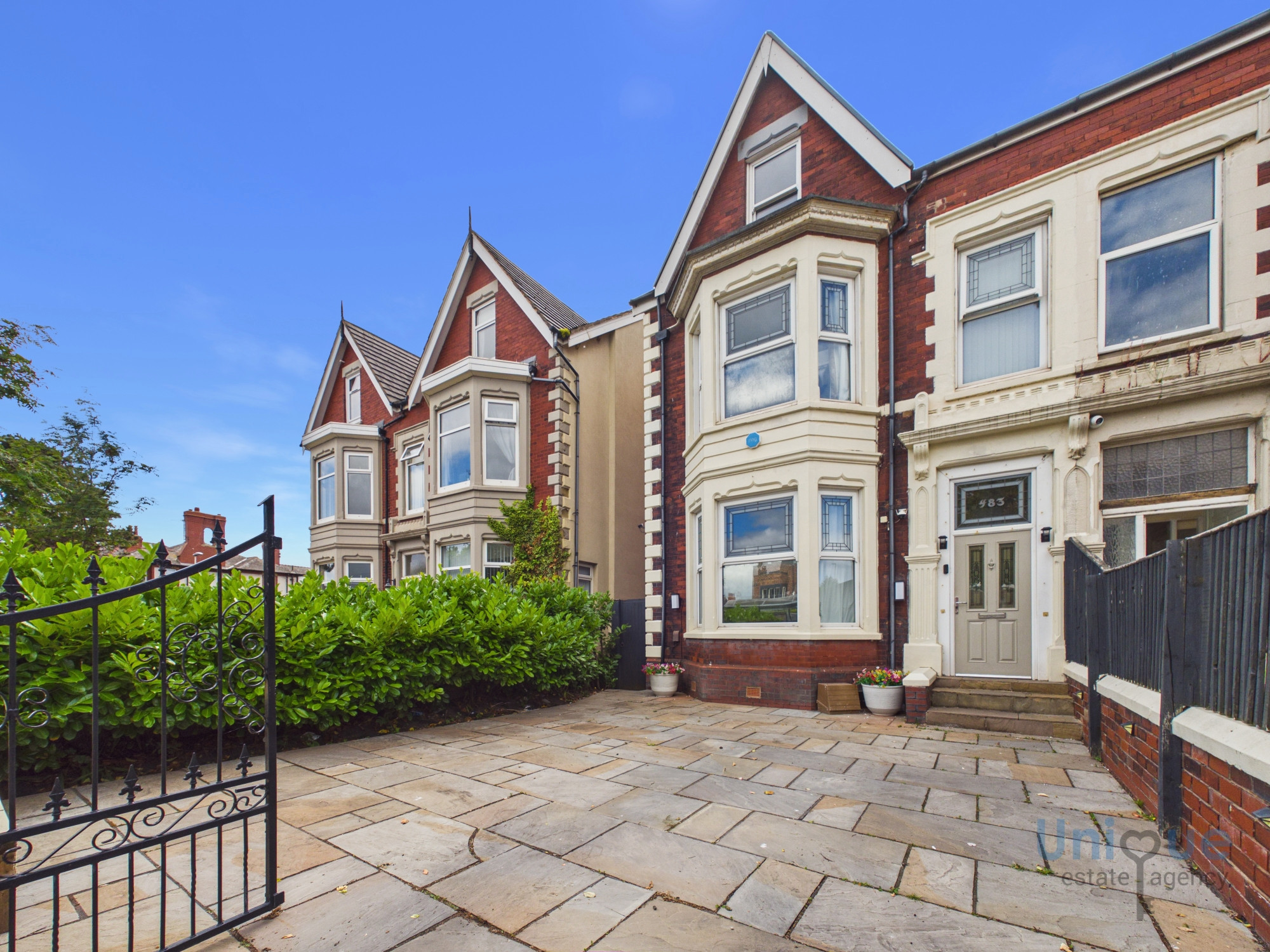 6 bedroom Semi-detached house Under Offer