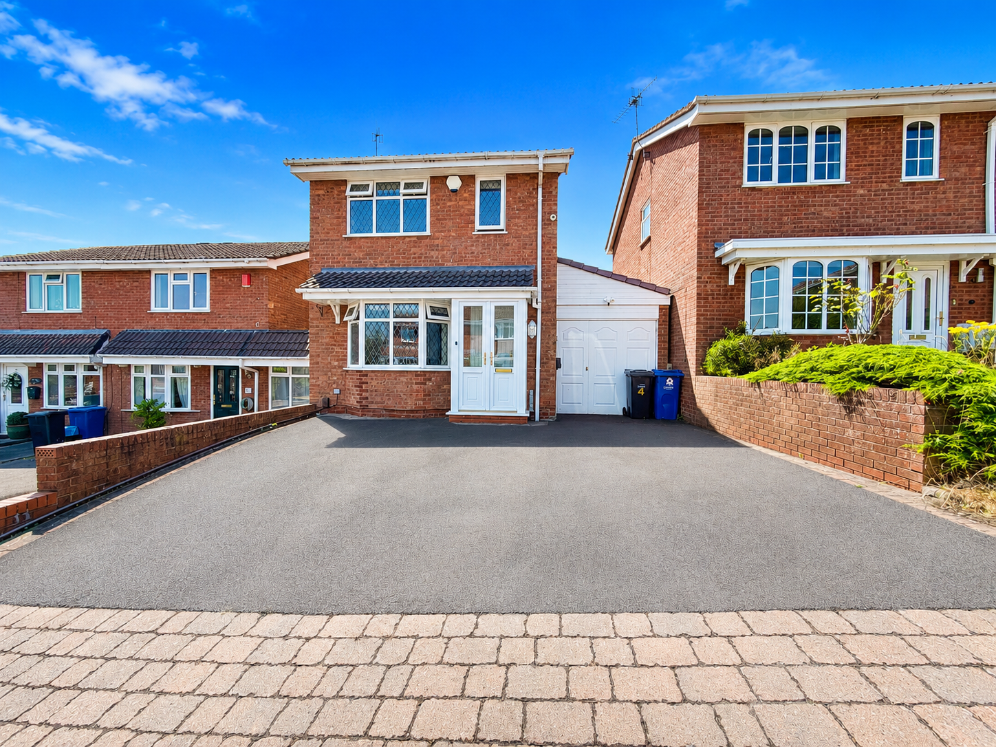 3 bedroom Detached house For Sale