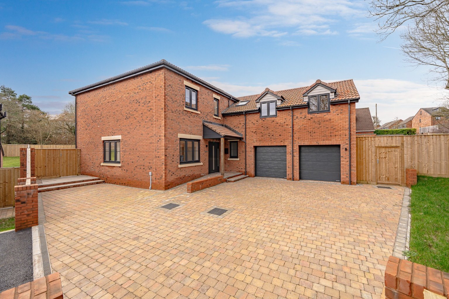 5 bedroom Detached house Under Offer