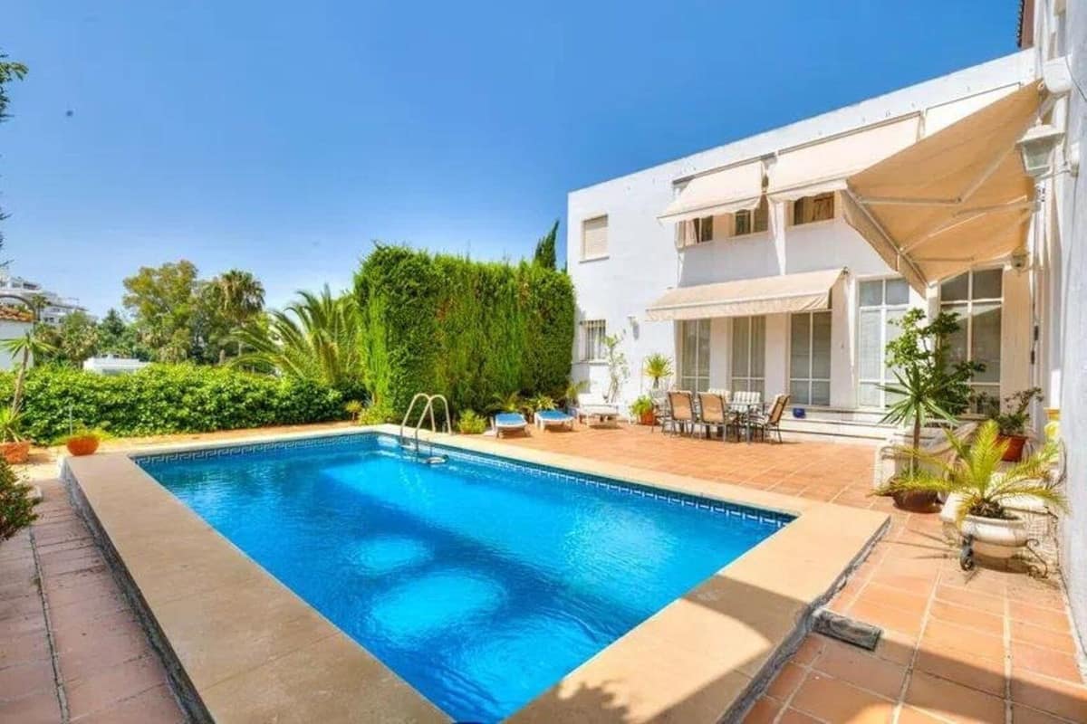 5 bedroom Villa For Sale