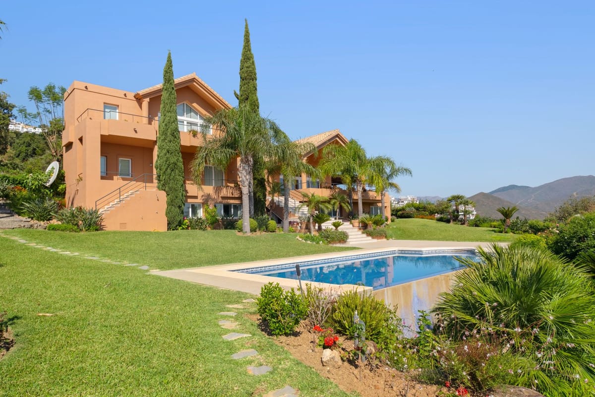 5 bedroom Villa For Sale