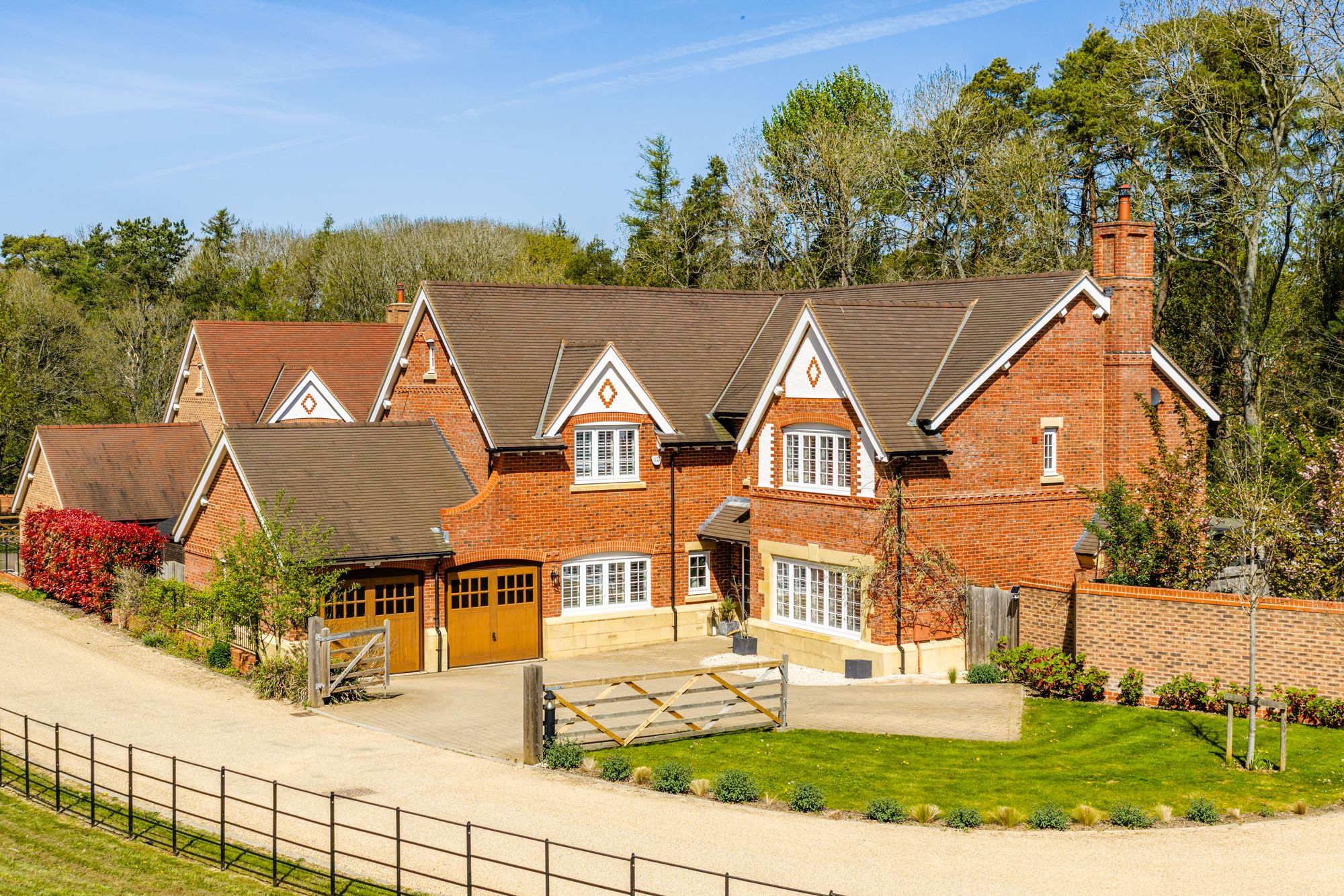6 bedroom Detached house Under Offer