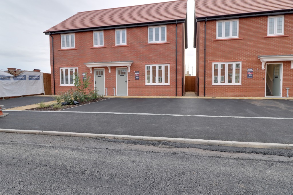 3 bedroom Semi-detached house To Let