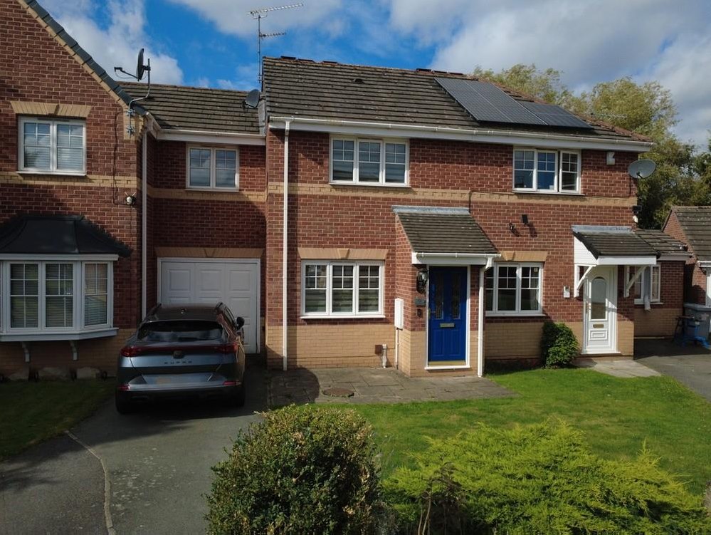 3 bedroom Semi-detached house Under Offer