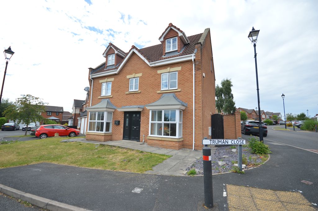 5 bedroom Link detached house For Sale