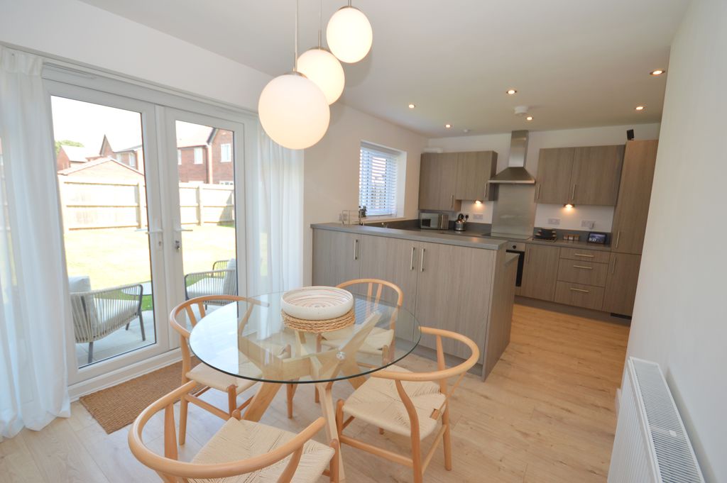 3 bedroom Link detached house For Sale