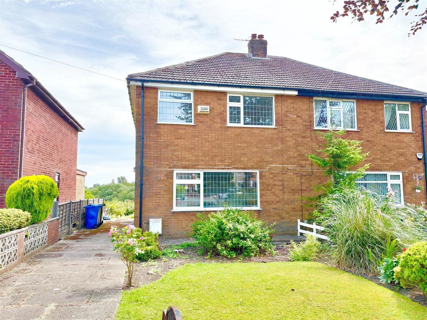 3 bedroom Semi-detached house For Sale