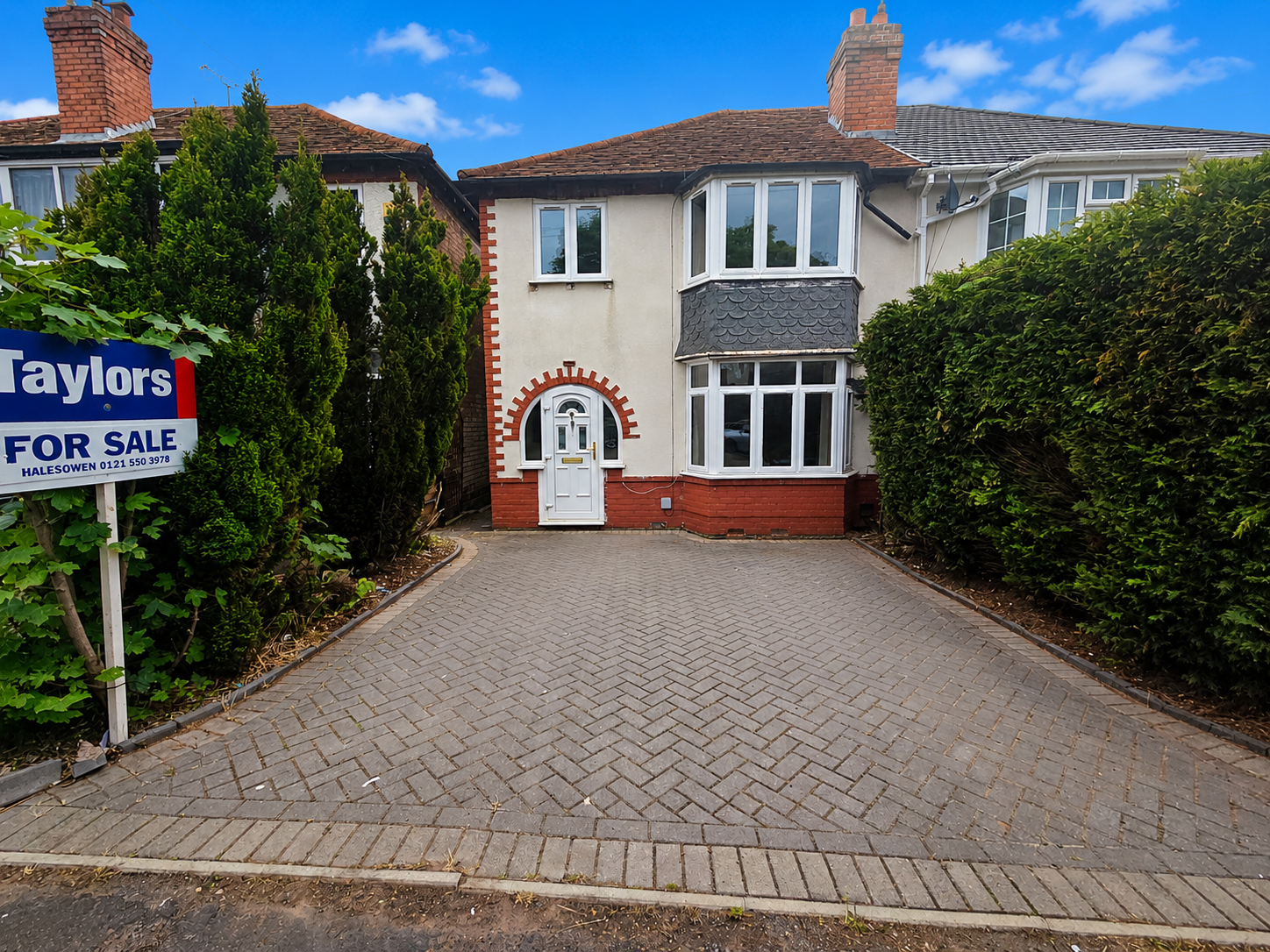 3 bedroom Semi-detached house Under Offer