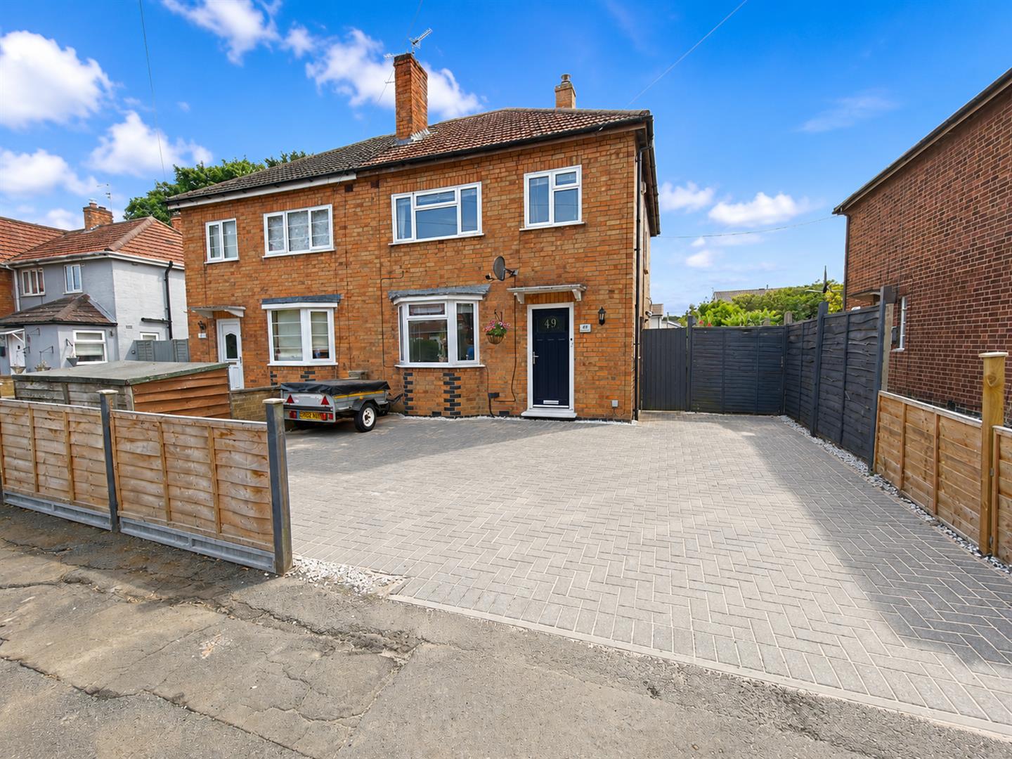 3 bedroom Semi-detached house Under Offer