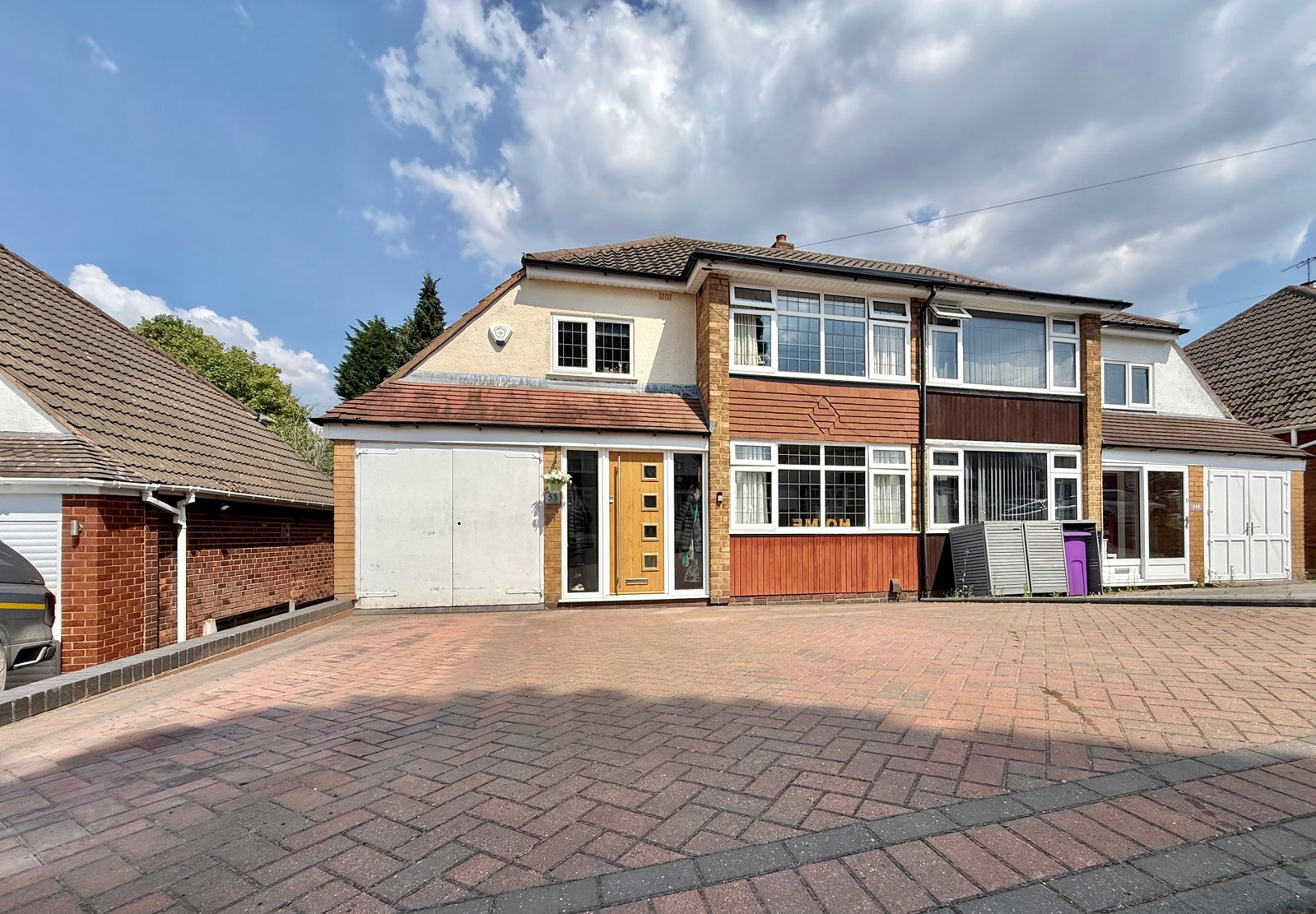 3 bedroom Semi-detached house Under Offer