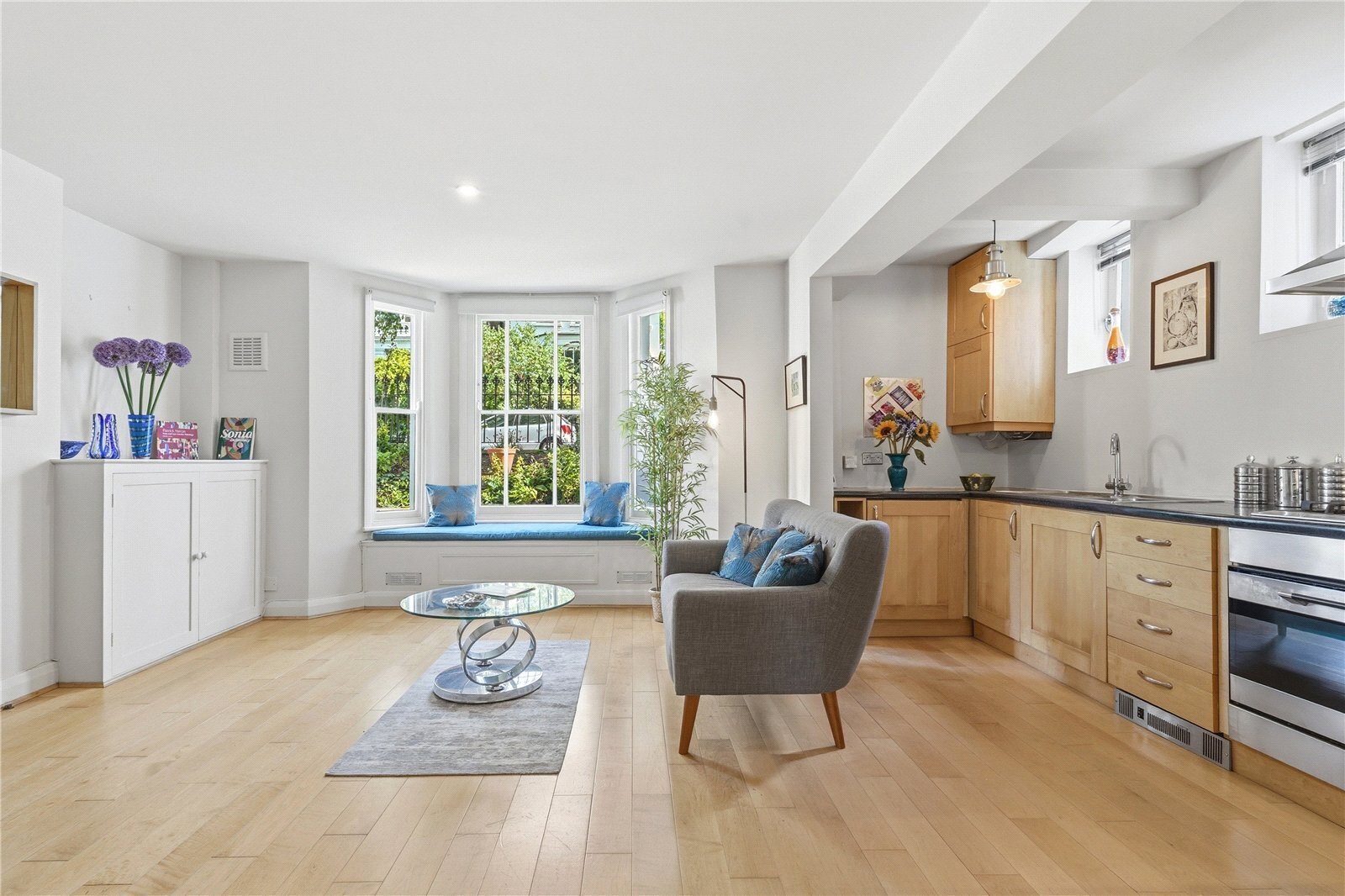 2 bedroom Flat For Sale
