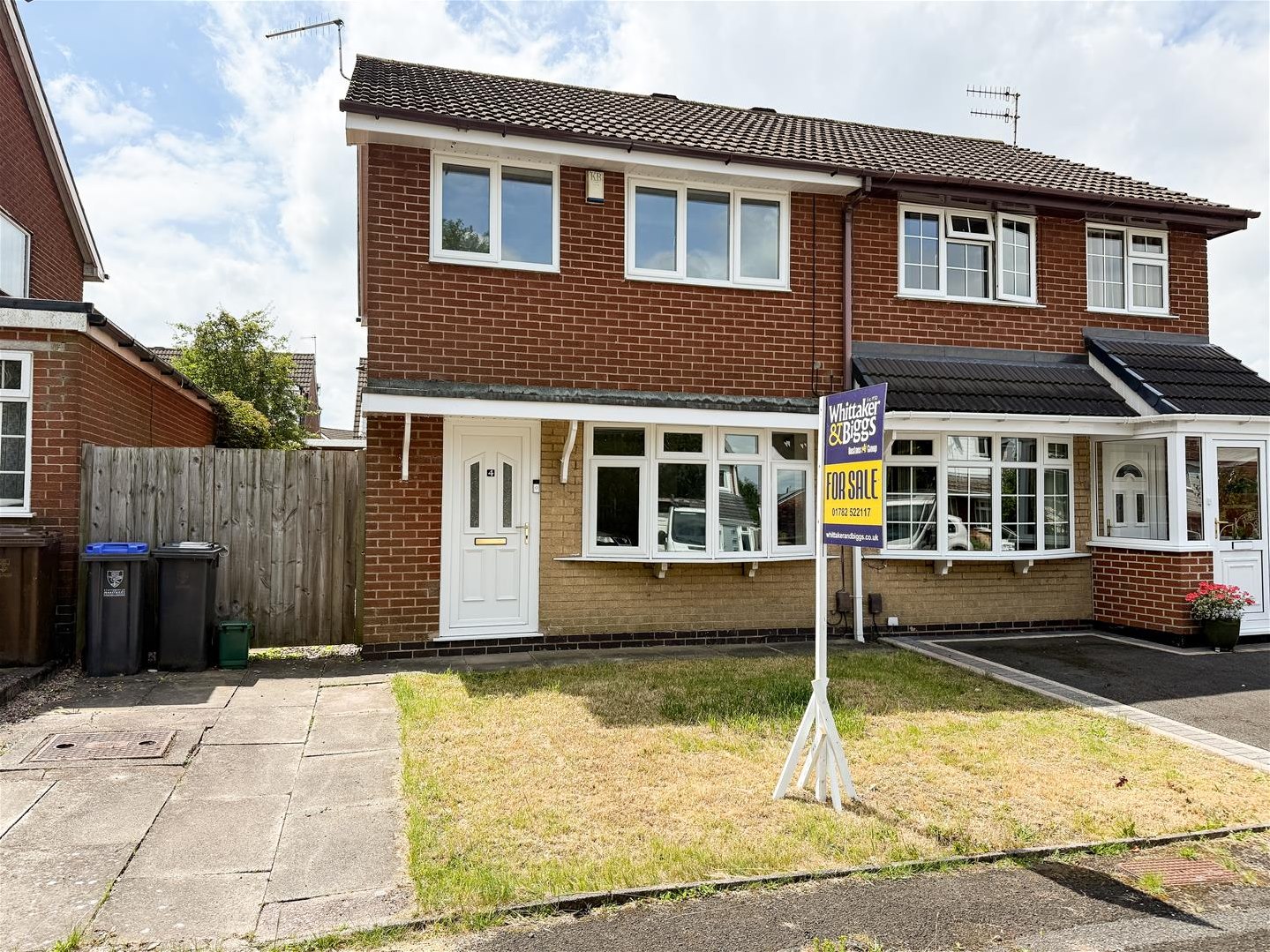 3 bedroom Semi-detached house Under Offer